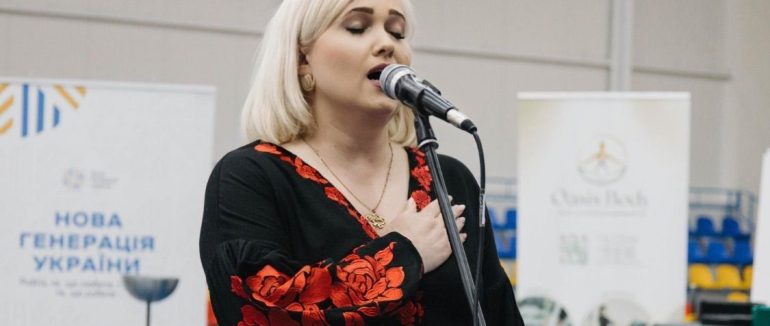 Закарпатська співачка Марʼяна Матейко виконала Гімн України на чемпіонаті з армреслінгу на підтримку Сил оборони