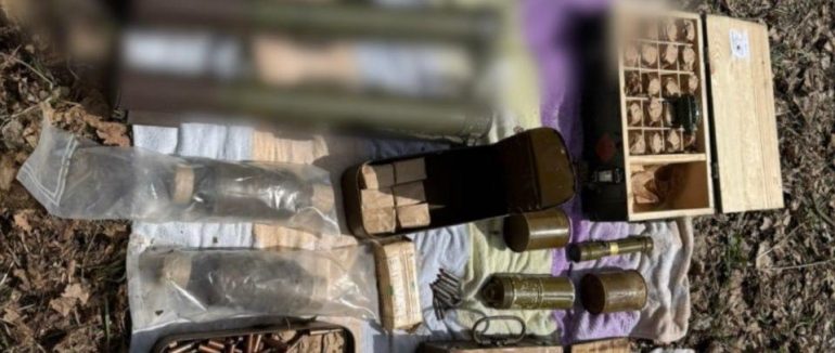 Масштабні обшуки по Україні: схрони зі зброєю виявили і на Закарпатті