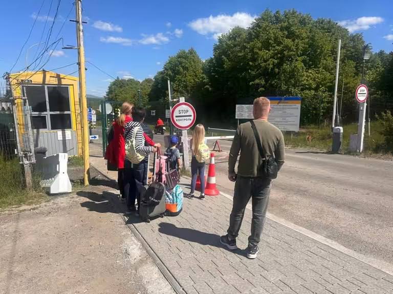На кордоні Закарпаття фіксують зростання черг: скупчення авто та людей на КПП «Ужгород – Вишнє Нємецьке»