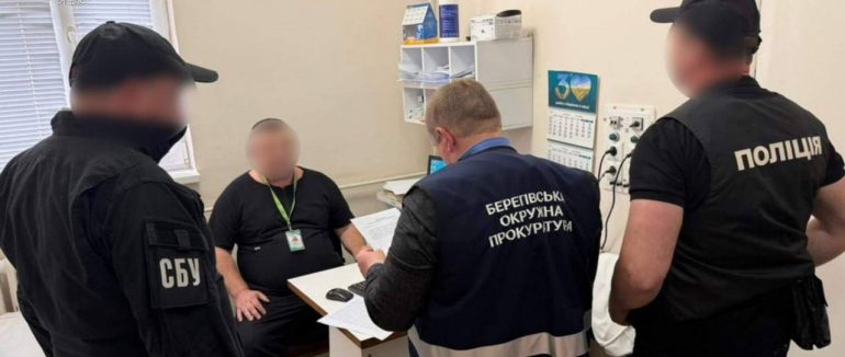 На Закарпатті уролога підозрюють у продажі «каменів» для ухилення від мобілізації