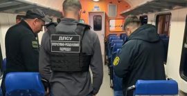 Валізу з контрабандними сигаретами закинули у поїзд «Чоп – Захонь» під час руху