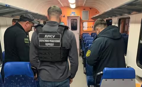 Валізу з контрабандними сигаретами закинули у поїзд «Чоп – Захонь» під час руху