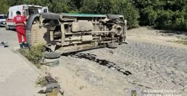 Смертельна аварія в Ужгороді: по вулиці Гранітній перекинувся мікроавтобус