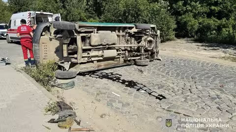 Смертельна аварія в Ужгороді: по вулиці Гранітній перекинувся мікроавтобус