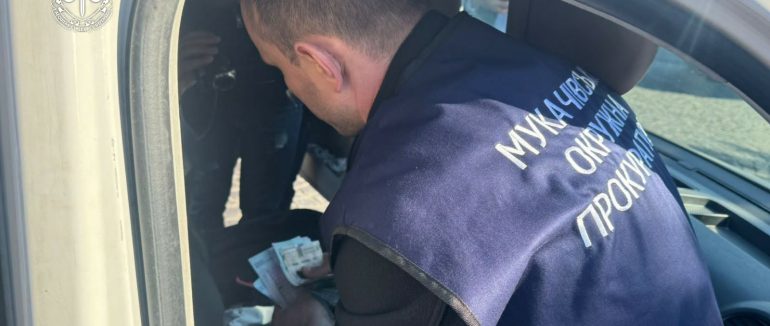 Системні «відкати» від підприємця: на Мукачівщині затримали сільського голову під час отримання хабаря