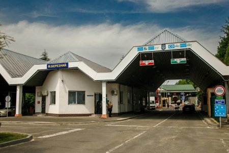 На кордоні зі Словаччиною викрили чоловіка з документом із ознаками підробки