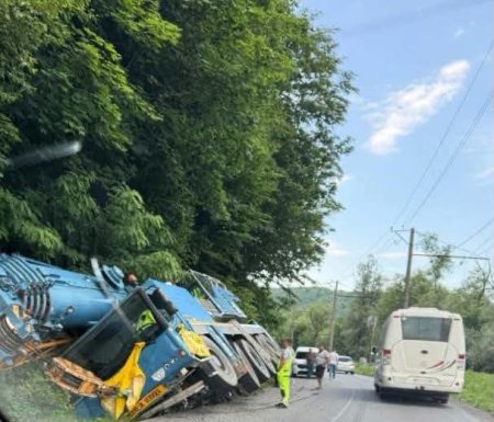 На ужгородській трасі біля Перечина перекинувся потужний автокран: рух ускладнено