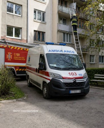 ​В Ужгороді рятувальники та поліція визволяли 79-річну жінку, яка впала у зачиненій квартирі