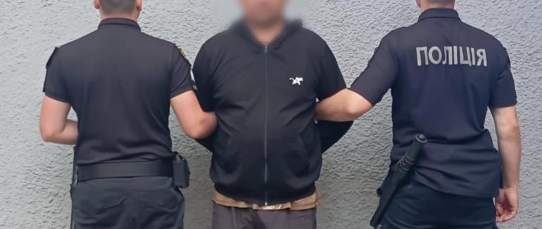 У Хусті поліція затримала зловмисника, який погрожував підірвати гранату в будинку, де перебувала його родина