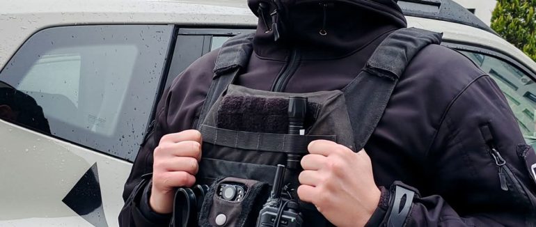 В Ужгороді чоловік погрожував відвідувачам і охоронцю пістолетом: інцидент завершився затриманням