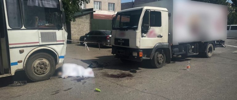 У Виноградові вантажівка в’їхала в людей, які виходили з автобуса: є загиблі та травмовані