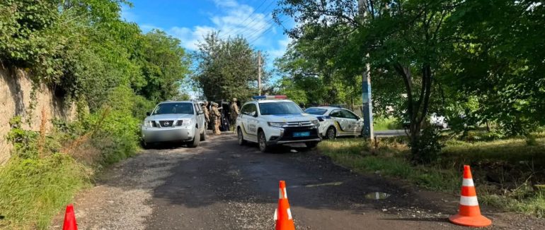 Озброєний чоловік забарикадувався з дружиною та дитиною в будинку в Ужгороді: КОРД провів спецоперацію
