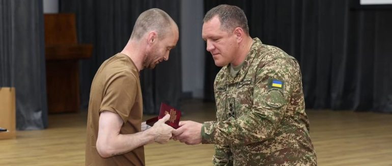 Командувач Національної гвардії України генерал-майор Олександр Півненко відвідав військовослужбовців НГУ, які після повернення з ворожого полону проходять лікування та реабілітацію в одному з медичних закладів