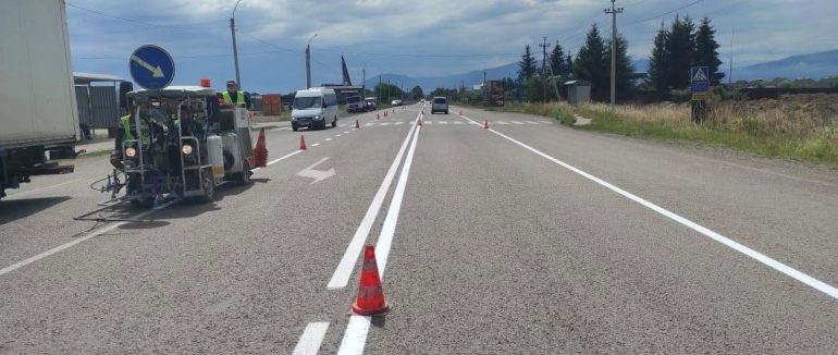 На дорогах Закарпаття тривають ремонтні та експлуатаційні роботи