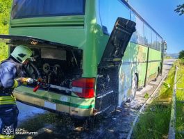 На Мукачівщині під час руху загорівся рейсовий автобус: рятувальники оперативно ліквідували пожежу