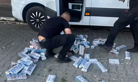 Сигарети в даху, сидіннях і підлозі: на Закарпатті митники знайшли понад тисячу пачок у тайниках