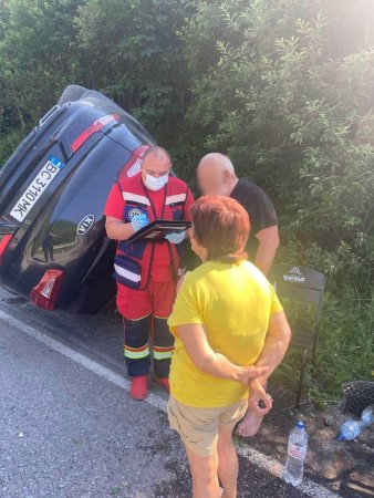 «Краще запізнитися, ніж не доїхати»: на Закарпатті водій заснув за кермом і злетів у кювет