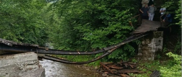 На Буковині обвалився підвісний міст із дітьми: шестеро постраждалих госпіталізували