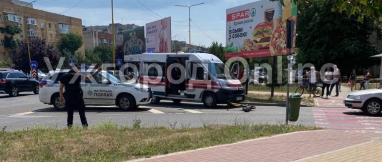 В Ужгороді біля ТЦ «Токіо» автомобіль збив двох дівчат на електросамокаті