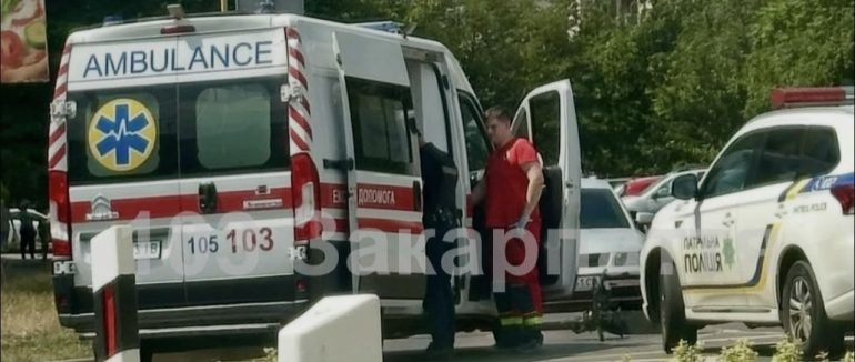 Трагічне продовження ДТП в Ужгороді: після наїзду на дівчат перехожий жорстоко побив водія