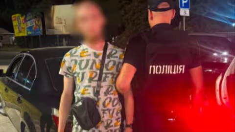 Наркотики і порожні зіп-пакети: в Ужгороді затримали водія BMW