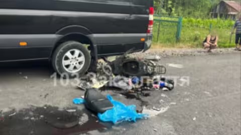 Мотоцикліст влетів в автобус на Тячівщині: чоловік у лікарні