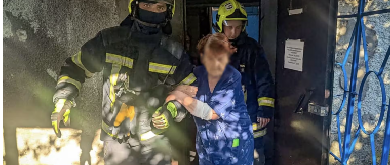У Тячеві надзвичайники врятували 92-річну жінку із замкненої квартири