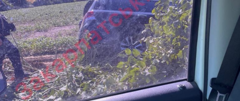 На виїзді з Мукачева сталася ДТП: одна автівка у кюветі