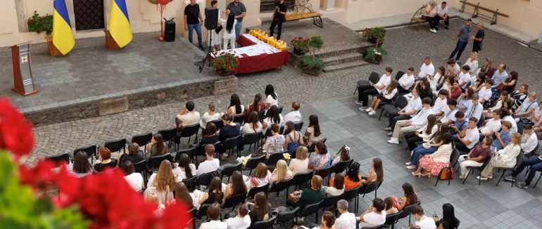 В Ужгородському замку відзначили найкращих учнів Закарпаття: 6 ліцеїстів склали НМТ на 200 балів