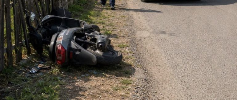На Тячівщині скутер влетів в огорожу: у ДТП постраждав 10-річний пасажир