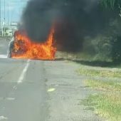 Поблизу Ужгорода на ходу спалахнув автомобіль: вогонь повністю знищив іномарку