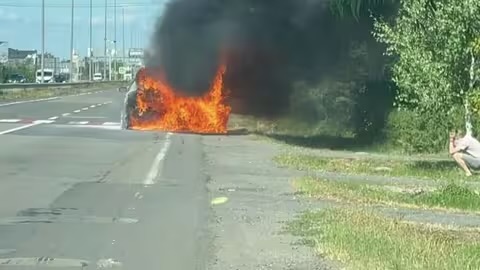 Поблизу Ужгорода на ходу спалахнув автомобіль: вогонь повністю знищив іномарку