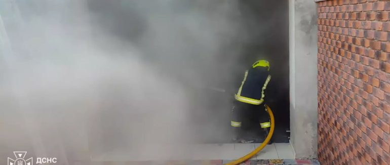 На Ужгородщині через акумулятор спалахнув гараж