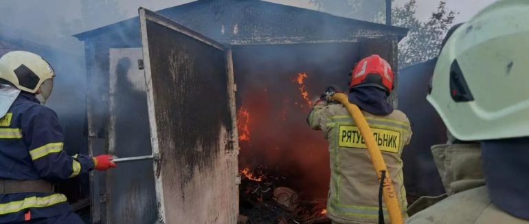 Ранкова пожежа в Ужгороді: на вулиці Шухевича згоріли два гаражі
