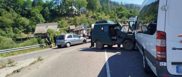 На Закарпатті сталася масштабна ДТП за участю трьох автомобілів: постраждали 13 людей, серед них діти