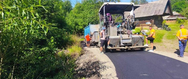 У високогірній Біласовиці на Мукачівщині завершують ремонт дороги