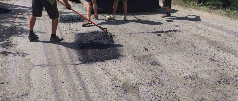 ​На Закарпатті активно ремонтують місцеві дороги: де вже вкладають новий асфальт