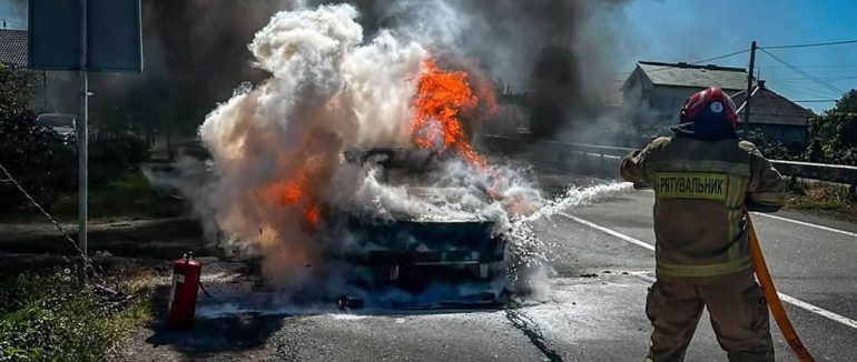 На Ужгородщині під час руху вщент згорів легковик KIA Optima