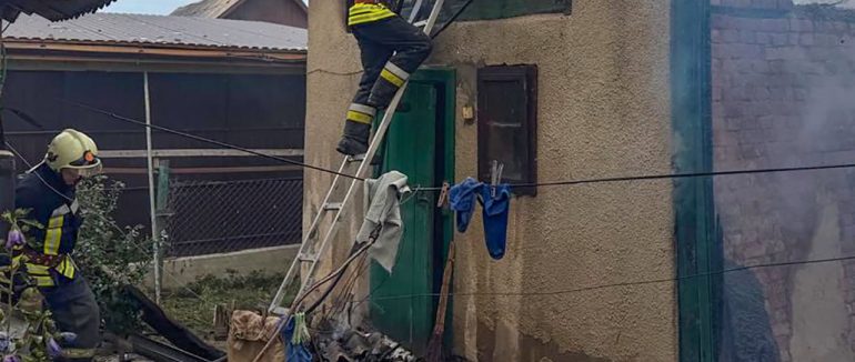 На Перечинщині селяни допомогли приборкати пожежу в надвірній споруді