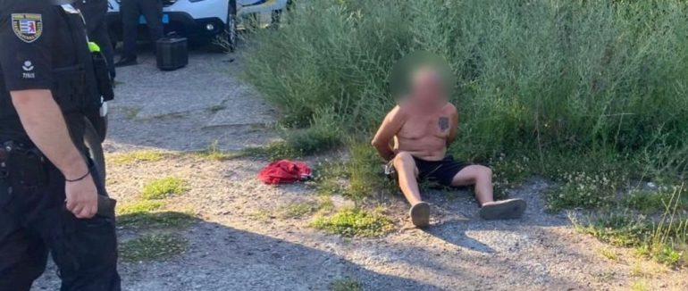 На Закарпатті чоловік запропонував пенсіонерці допомогти з сумками, а потім пограбував її