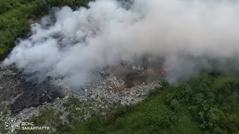У селищі Буштино на Тячівщині загорівся сміттєсортувальний майданчик
