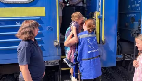 Родину з трьома дітьми евакуювали із Дніпропетровщини до Закарпаття