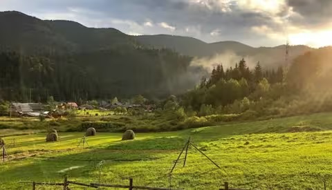 Тепло, але з дощами: якою буде погода на Закарпатті цими вихідними