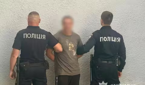 Побив і почав душити: на Рахівщині затримали 22-річного чоловіка, який напав на 83-річну жінку