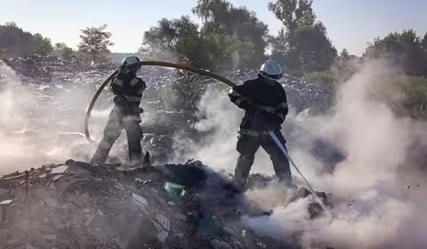 Понад шість годин гасили пожежу на сміттєзвалищі у Чопі
