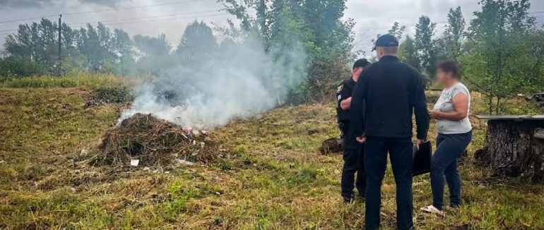 На Тячівщині жінка спалювала сухостій під час вітру: за небезпечне «прибирання» доведеться заплатити штраф