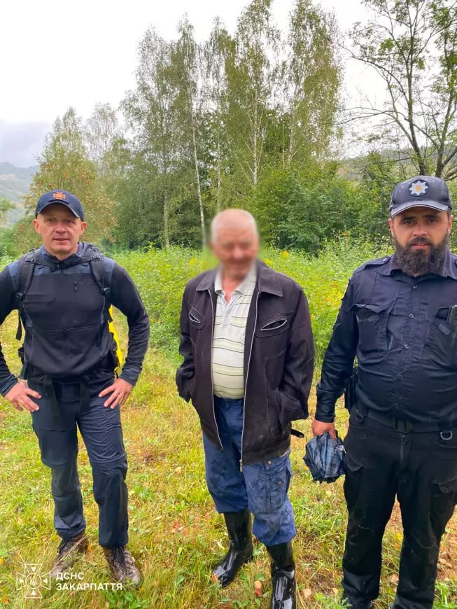 Пішов по гриби і «загубився»: на Хустщині пенсіонера шукали рятувальники та поліція, а знайшли на цвинтарі
