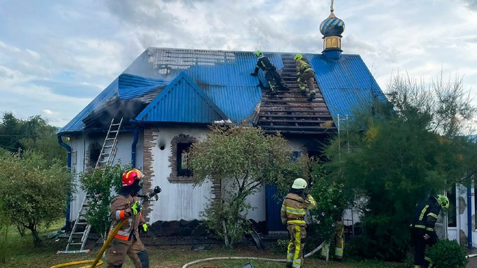 На Тячівщині загорівся монастирський скит: вогонь знищив покрівлю та церковне начиння