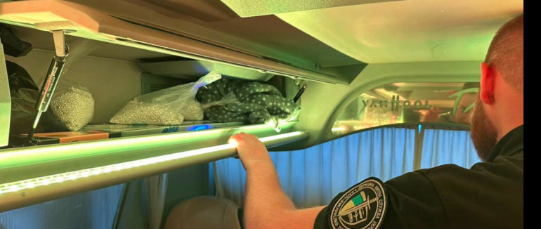 Приховані понад 20 кг срібла на майже 2 млн грн вилучено у водія рейсового автобуса з Італії