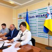 Допомога довгожителям, майно та соцвиплати: у Хустській міськраді відбулося засідання виконкому